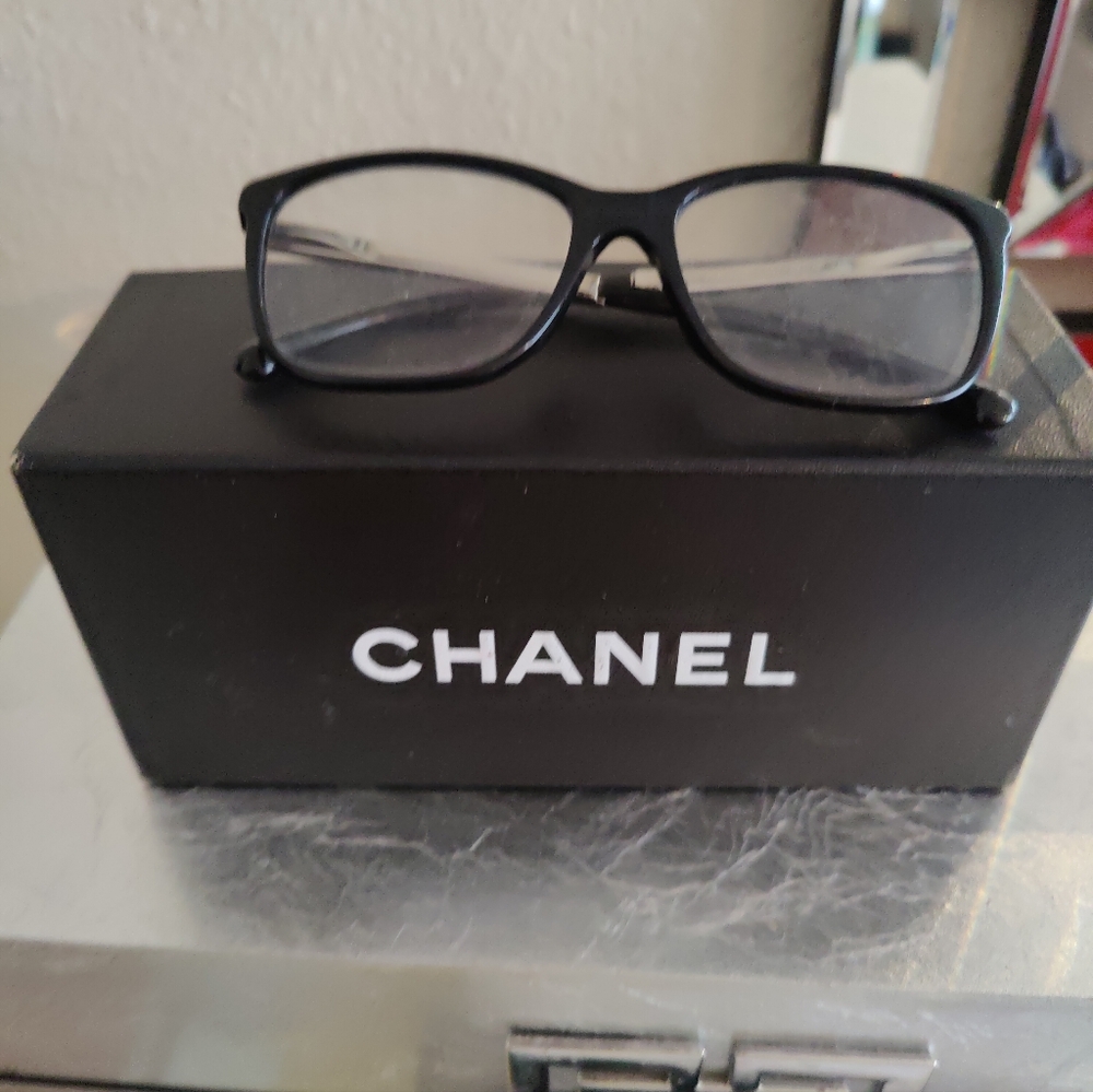 Channel prescription glasses frame